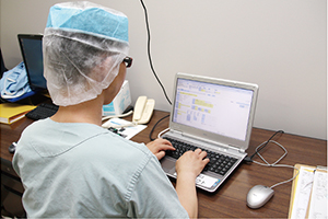 ICUや手術室では手術記録などを医師が入力する。
