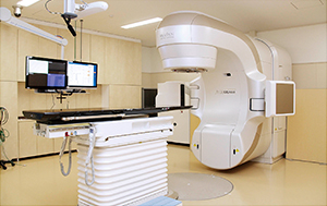 放射線治療センターに導入されたバリアンメディカルシステムズの高精度放射線治療装置「TrueBeam」