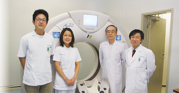 検診施設で80列CTを運用。左から半澤主任、松井技師、緑川部長、亀山補佐