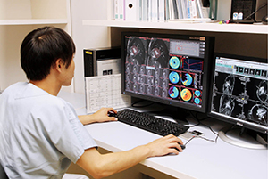 MRI室ではZiostation2のMR心機能解析2での画像処理を行う。