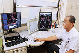 脳外科診察室では3D画像を患者説明に活用している。左がZiostation2の端末