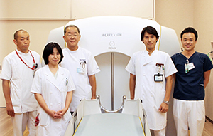 1998年から7000例以上のガンマナイフ治療を行う。ガンマナイフ室で左から丸　繁勘技師、青柳京子医長、小野純一病院長、永野　修部長、川﨑康平技師