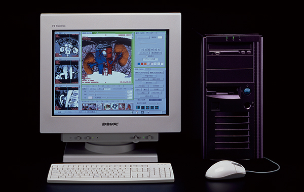 1999年に国産初の三次元医用画像処理ワークステーションとして発売された「M900」。汎用PCでの3D作成を可能にし，臨床での3D利用の道をひらいた。