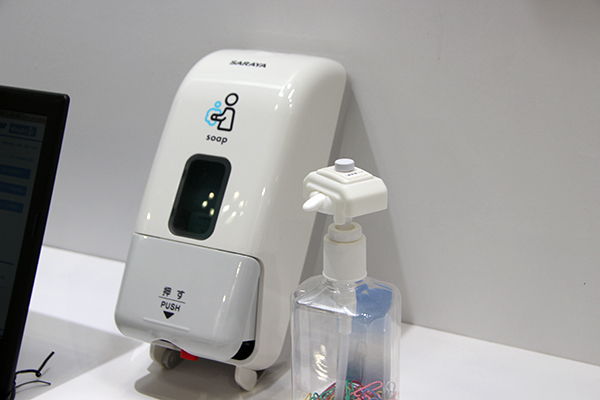 「次世代手指衛生モニタリングシステム」（参考出展）では消毒用ポンプにタグを装着