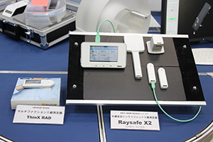 半導体式インテリジェントX線測定器「RaySafe X2」（右）とマルチファンクションX線測定器「ThinX RAD」（左）