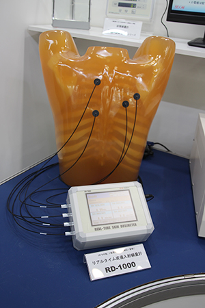 患者に直接センサを取り付けて使用するリアルタイム皮膚線量計「RD-1000」