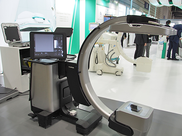 新しい“動画カセッテDR搭載X線透視診断装置”を参考展示