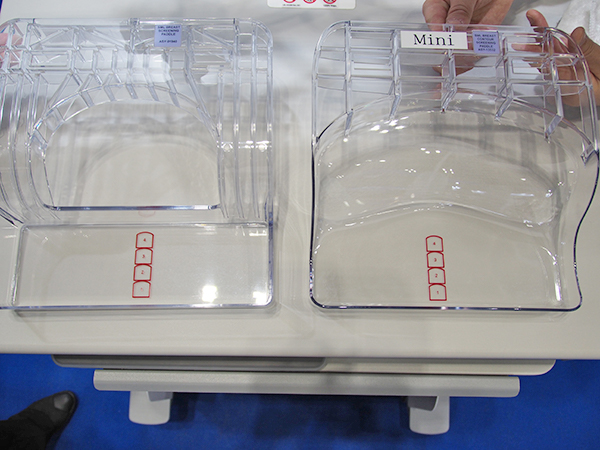 従来の小乳房用圧迫板（左）と「SmartCurve Mini」（右）