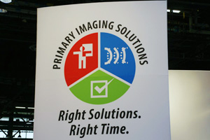 ブース全面に掲げられた展示コンセプト“Primary Imaging Solutions - Right Solutions. Right Time.”