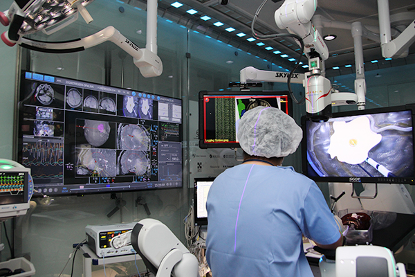 東京女子医科大学のハイパーモデル（プロトタイプ）のスマート治療室。手術室内の機器の情報が，大型モニタに統合表示される。