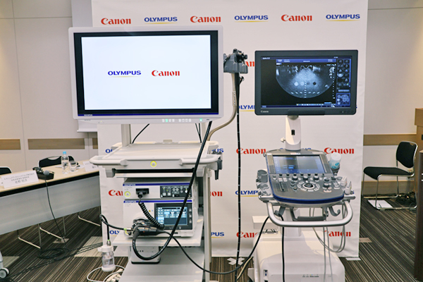 オリンパスの内視鏡システム（左）とキヤノンメディカルシステムズのEUS向けの超音波診断装置「Aplio i800 EUS」（右）を組み合わせて展開