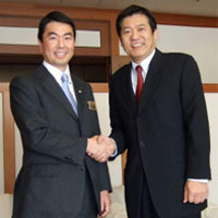村井知事表敬訪問 左:村井嘉浩 宮城県知事 右:藤森義明 日本GE(株)代表取締役社長