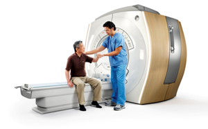 人間工学にもとづくやわらかなデザインや検査時の負担を抑える先進アプリケーションの搭載など「患者さんへの優しさ」を追求したOptima MR360 Advance 1.5T