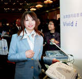 装置にサインをするスノーボードクロスの藤森由香選手