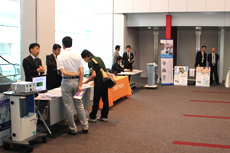 ロビーでは大腸3D-CT検査の機器,システムを中心に展示を開催
