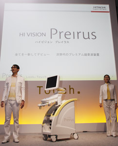 ハードウエア，ソフトウエアを一新した「HI VISION Preirus」の記者発表会の様子（2009年2月1日）。明るいスマイルイエローが目を引く，コンパクトで操作性に優れるデザインが注目された。