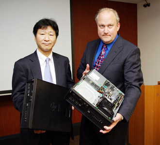 4月7日に行われたHP Z200 SFF Workstationの記者発表会でのウッド氏と日本HP取締役副社長執行役員パーソナルシステムズ事業統括の岡　隆史氏。