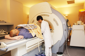 GEАSigna HDx 1.5T̐QɉA܂Ȕ̏̌Ԃ̋L҂ƃZbeBOsZt