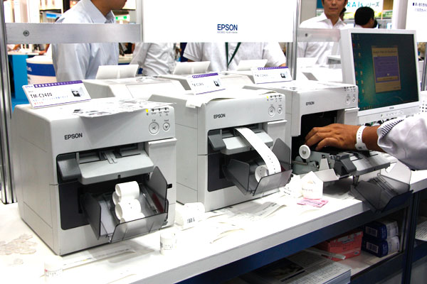 フルカラーインクジェットプリンタ「TM-C3400」。入院から退院まで装着可能な高耐久性リストバンドも開発。