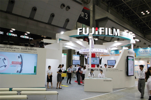 富士フイルムメディカルブース。診療支援統合システム「Yahgee」をブース内で展示