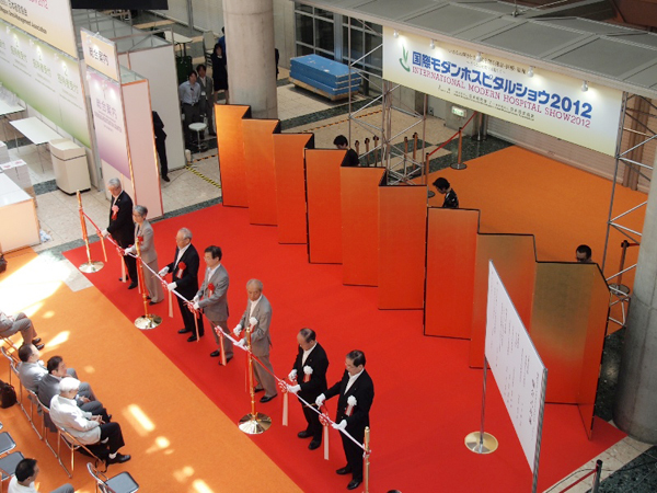 開会式のテープカット