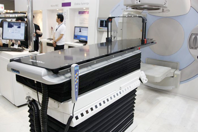 6␳\Elekta Synergy̐QuHexaPOD evov