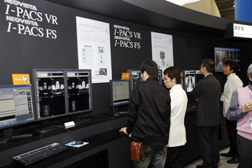PACS「NEOVISTA I-PACS FS/VR」の展示コーナー。2階部分に商談ルームを設置した