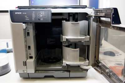 「PP-100」は4つのスタッカーを使い,CD/DVDの発行や読み込み,ウイルスチェックを行うことができる。