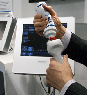 脳卒中や冠動脈疾患のリスク判定レポートを自動作成する「CardioHealth Station」