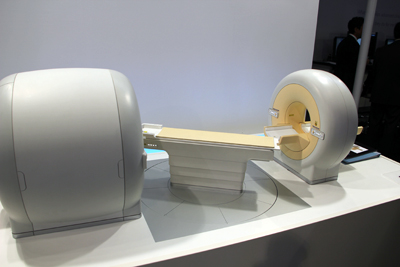 Ingenuity TF PET/MR̃~j`AbNAbvBe[u]Đx̍PET/MR摜擾B