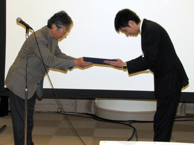 第4回(2011年度)馬込大貴氏の表彰式