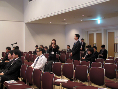 第2部 ミニレクチャー:加藤広報委員長の軽妙な進行で,会場の学生たちが学術大会に望むことなどの意見を述べた。