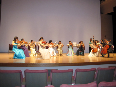 アンサンブルデュミナスの演奏で幕開け