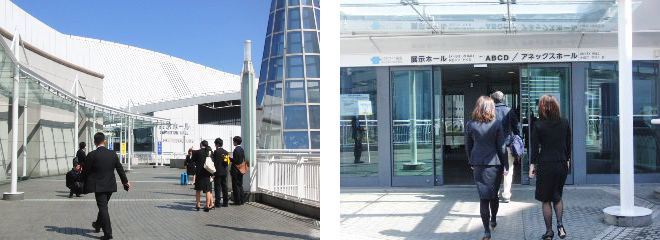 初日から登録受付に向かう参加者が少なくない。