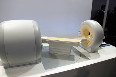 Ingenuity TF PET/MR̓bNAbvi͌^jœWꂽBΖʂPETMRI̊Ԃ̃e[u]ČsBPETTOF\CMRI3.0TAchievagpB