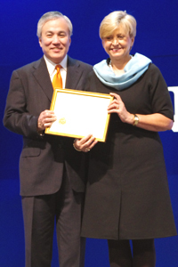 NRSNAłHonorary Members̕\󂯂_ˑw̐aN