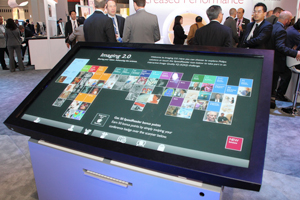 ブース中央には,ダッシュボードとしてタッチパネル方式の展示