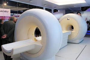 Ingenuity TF PET/MR。奥がMRIのガントリ