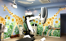 サイバーナイフ「CyberKnife U」(アキュレイ社製)。室内にはキリンのイラストが描かれ,明るい雰囲気となっている。