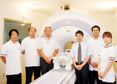 Optima MR360とスタッフ 左から,斉藤貴憲技師,吉田大司技師,小川芳弘理事長,日向野修一院長,石屋博樹技師,金井あや技師