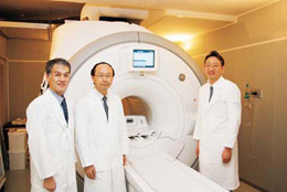 左から谷本伸弘 准教授,栗林幸夫 教授,奥田茂男 専任講師