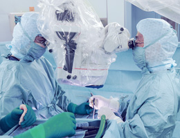 脊椎疾患の低侵襲手術(顕微鏡下ヘルニア摘出術:MD法)の様子