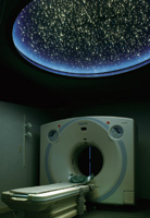 天井に星が瞬くCT室。いくつかの方向に流れ星が流れる。