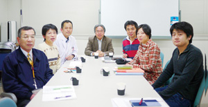 健康増進科学センターの主なスタッフ(中央がセンター長の大竹茂樹教授)