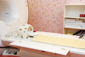 新開発の着脱が容易な頭部用コイルと,収納式アームボード