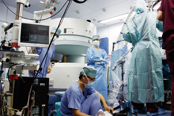 }1@CeWFgpAIRIS-II@AIRIS-II͓12No߂邪Cғ𑱂BꂽXy[XLEKɊpł悤ɂ܂܂ȍHvȂCBMRIBɂ͐vɑҔł悤ɂȂĂB