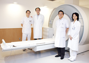 MAGNETOM Verio (左から) 根津正次 技師長 渡邉嘉之 医師 齋田幸久 部長 中村美穂 技師