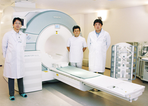 MAGNETOM Verio(左から)田岡俊昭 准教授 野儀明宏 技師 北野 悟 助教
