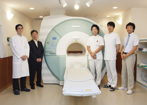 MAGNETOM ESSENZA (左から) 斎藤拓郎 医師 持田和夫 統括事務部長 上野浩輝 技師 間山金太郎 室長 田中利明 事務長