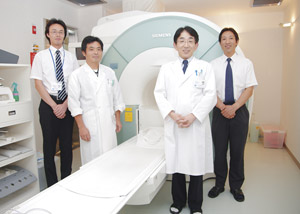 MAGNETOM ESSENZA (左から)監物琢実 総括アシスタントマネージャー 丸山智司 技師長 茂木元喜 院長 星野 学 統括マネージャー